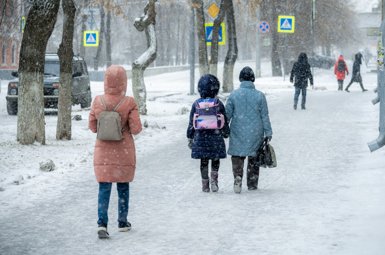 20 февраля отмена занятий в школах челябинска. Похолодание. Мороз и школьники. Дети идут в школу в Мороз. Школа Мороз.