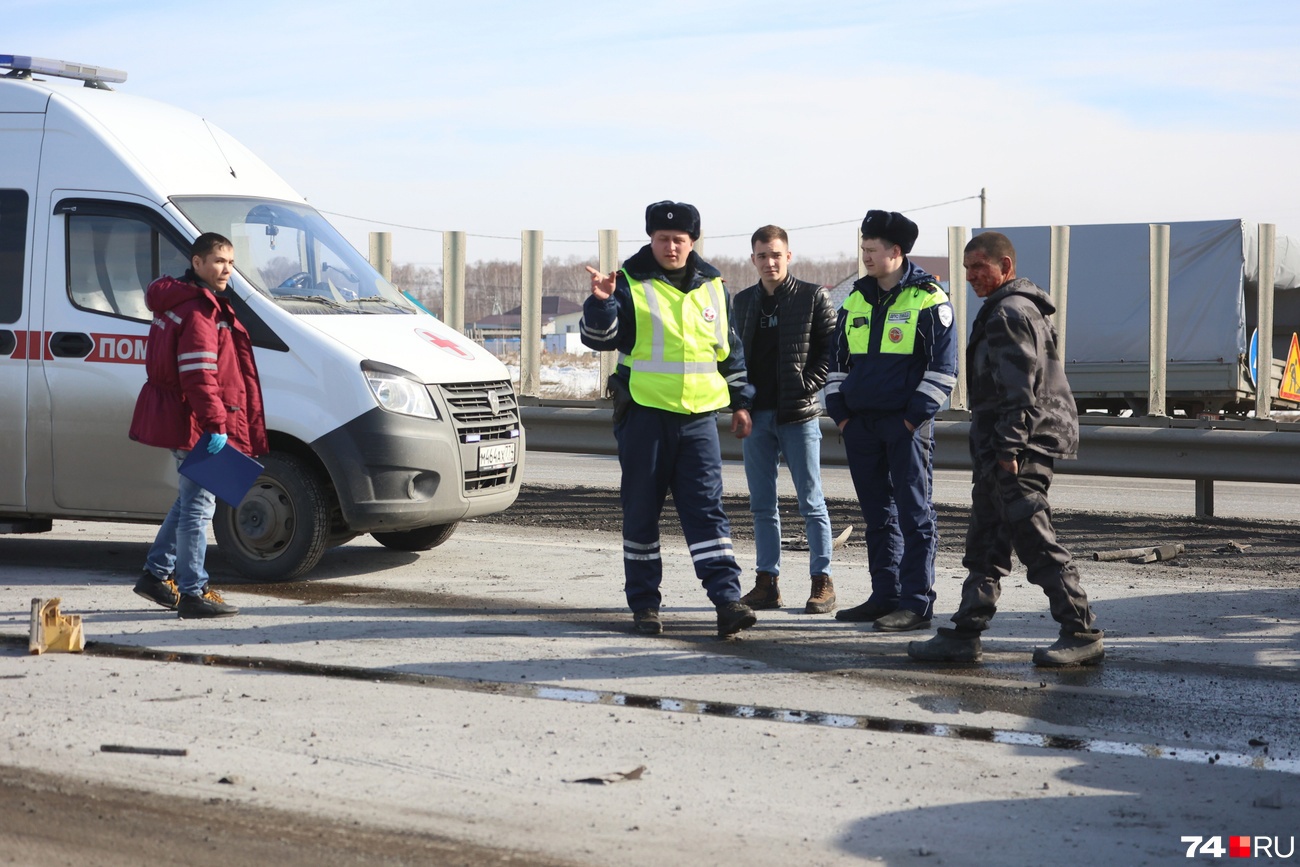 Под Челябинском грузовик столкнулся с дорожной техникой