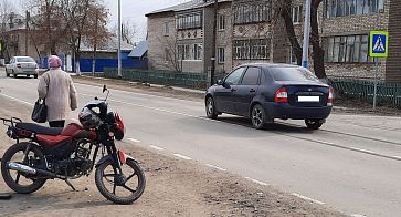 В поселке Увельском водитель сбил мужчину на мопеде