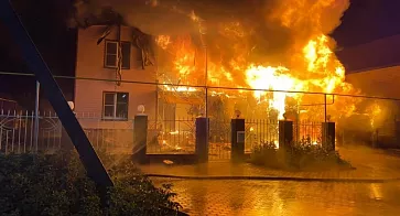 В Южноуральске от удара молнии загорелся двухэтажный дом
