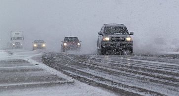 ГИБДД попросили водителей воздержаться от дальних поездок из-за снегопада